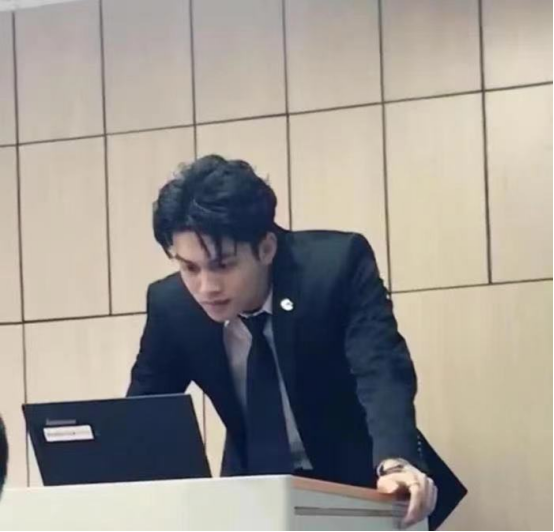 这位杭州大学的男老师红了，只因神似任嘉伦，每天被学生围观