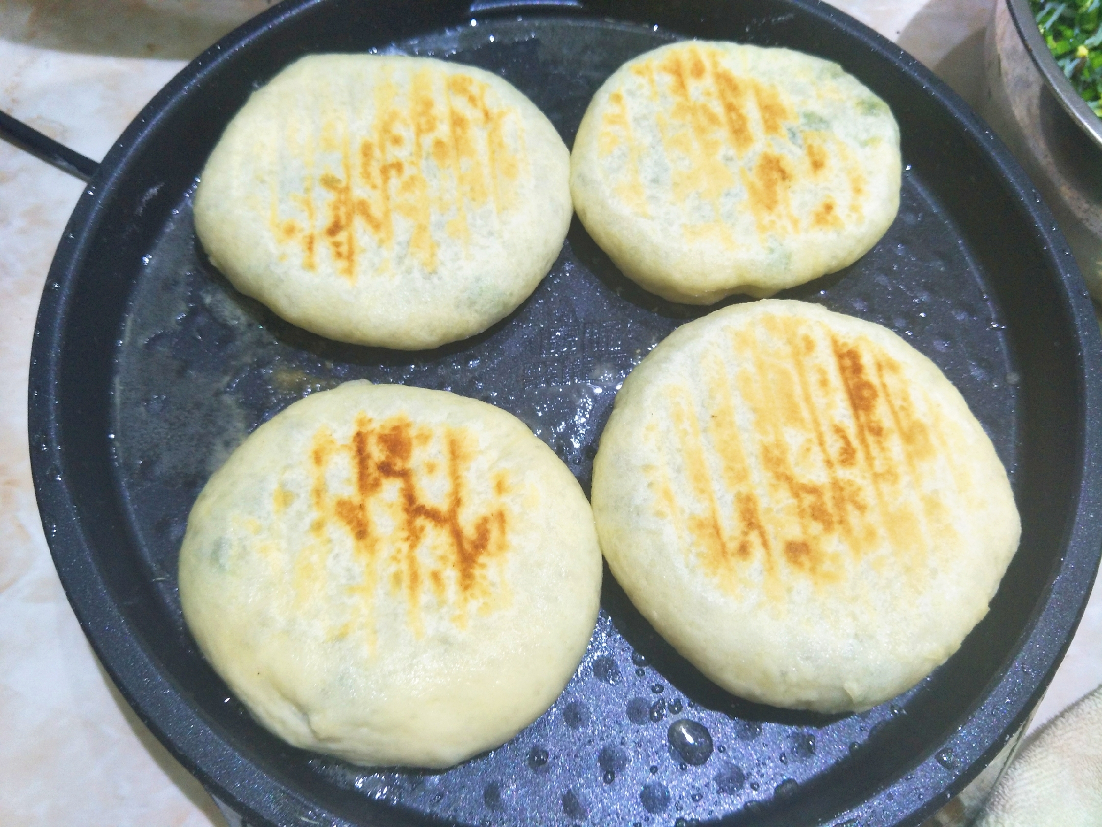 早餐馅饼，懒人喜欢做的一道美食，几样蔬菜一起烙，出锅香浓味好