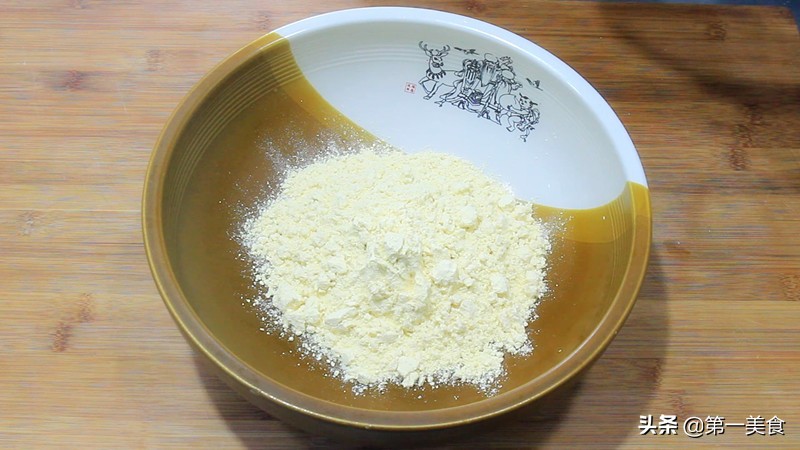 玉米面饼怎么做？加杯牛奶，搅一搅直接上锅烙，口口柔软香甜