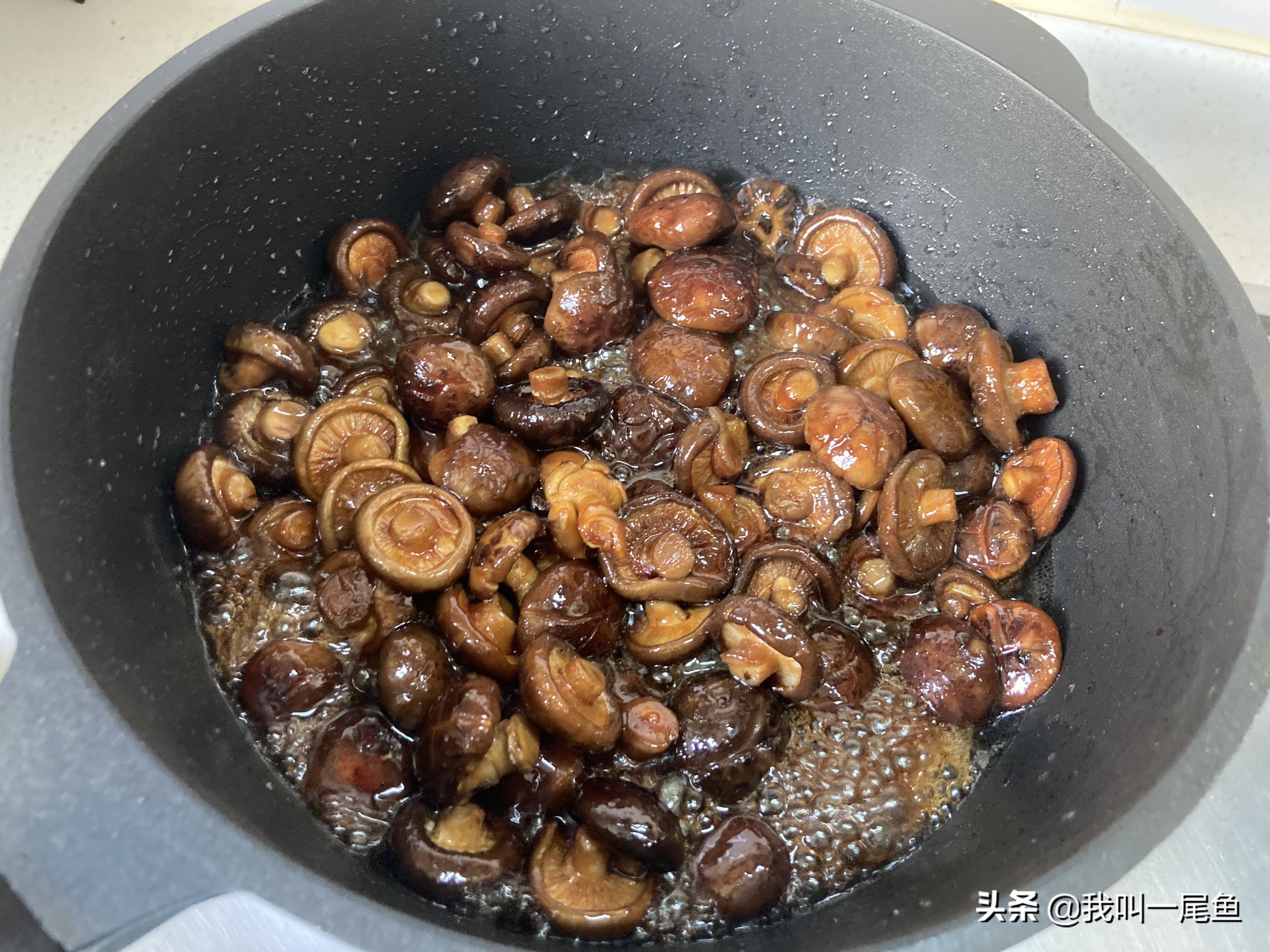 幹香菇怎麼做好吃(泡完幹香菇的水跟香菇一起燉鮮香美味)