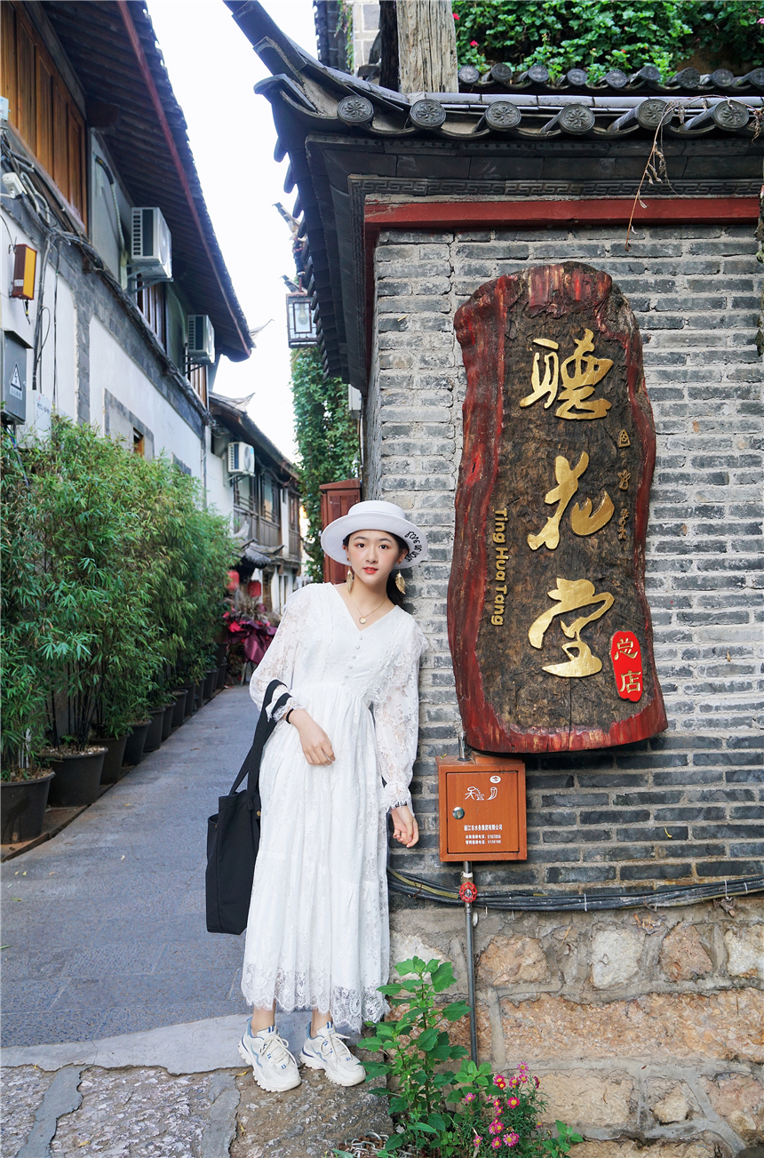 丽江二三事，翻过雪山恰逢花开，隐居听花堂，邂逅一场唯美夕阳