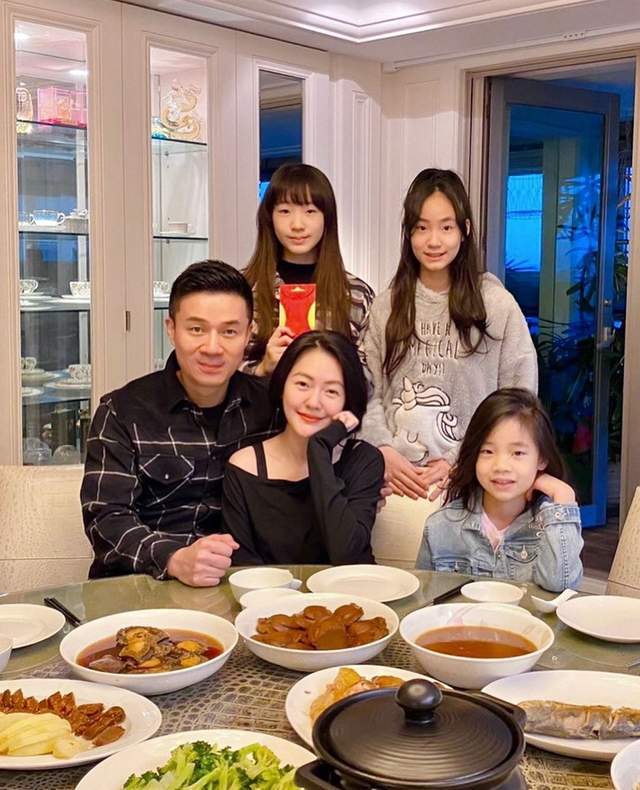 小s二女儿晒珍贵旧照庆生，14岁Lily亭亭玉立颜值高，大s上线点赞