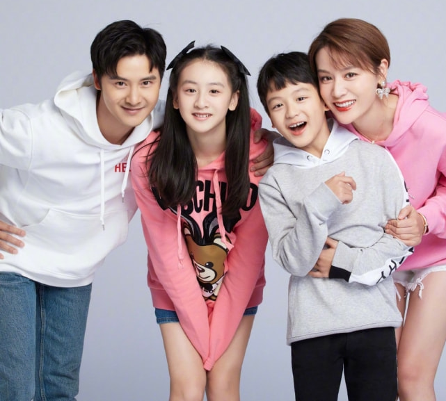 幸福！田亮重现8年前与女儿温情瞬间，单手抱13岁森碟直呼费劲