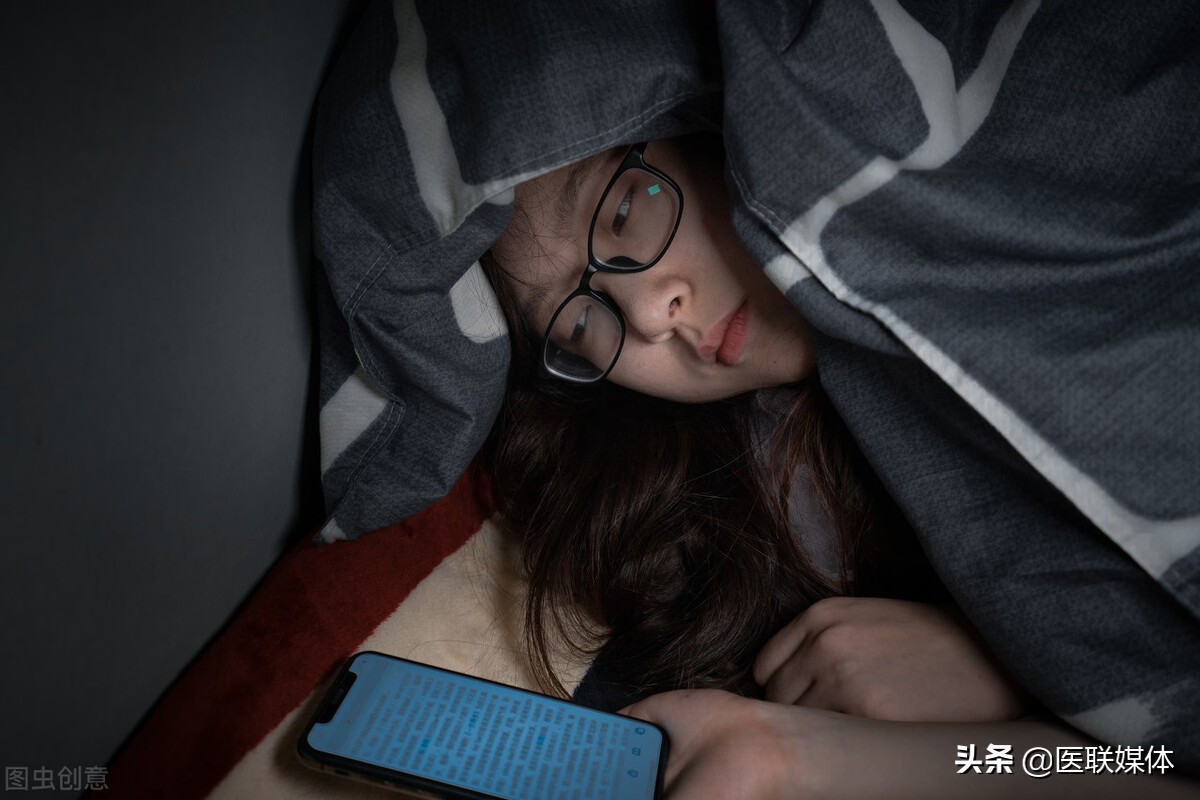 熬夜到什么程度，身体会不堪重负？出现这2点异常，真该休息了