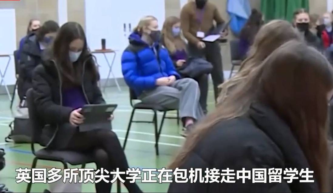 滑稽！因手机存有军训照片，赴美留学生被遣返，看看英国怎么做的