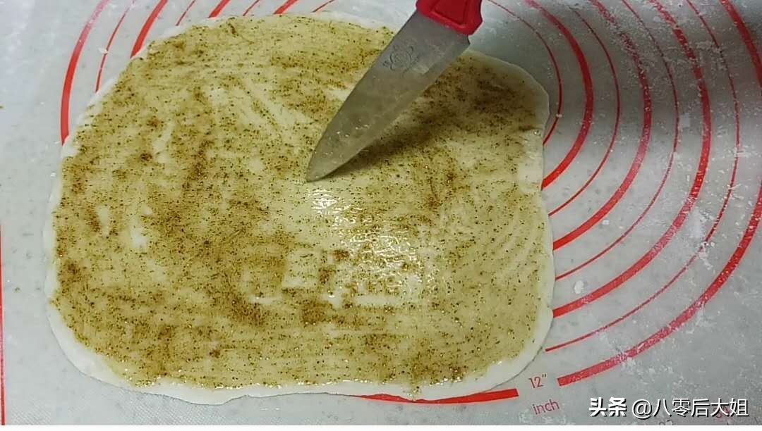 咸煎饼的做法和配方（手把手教你做咸煎饼好吃还不腻）