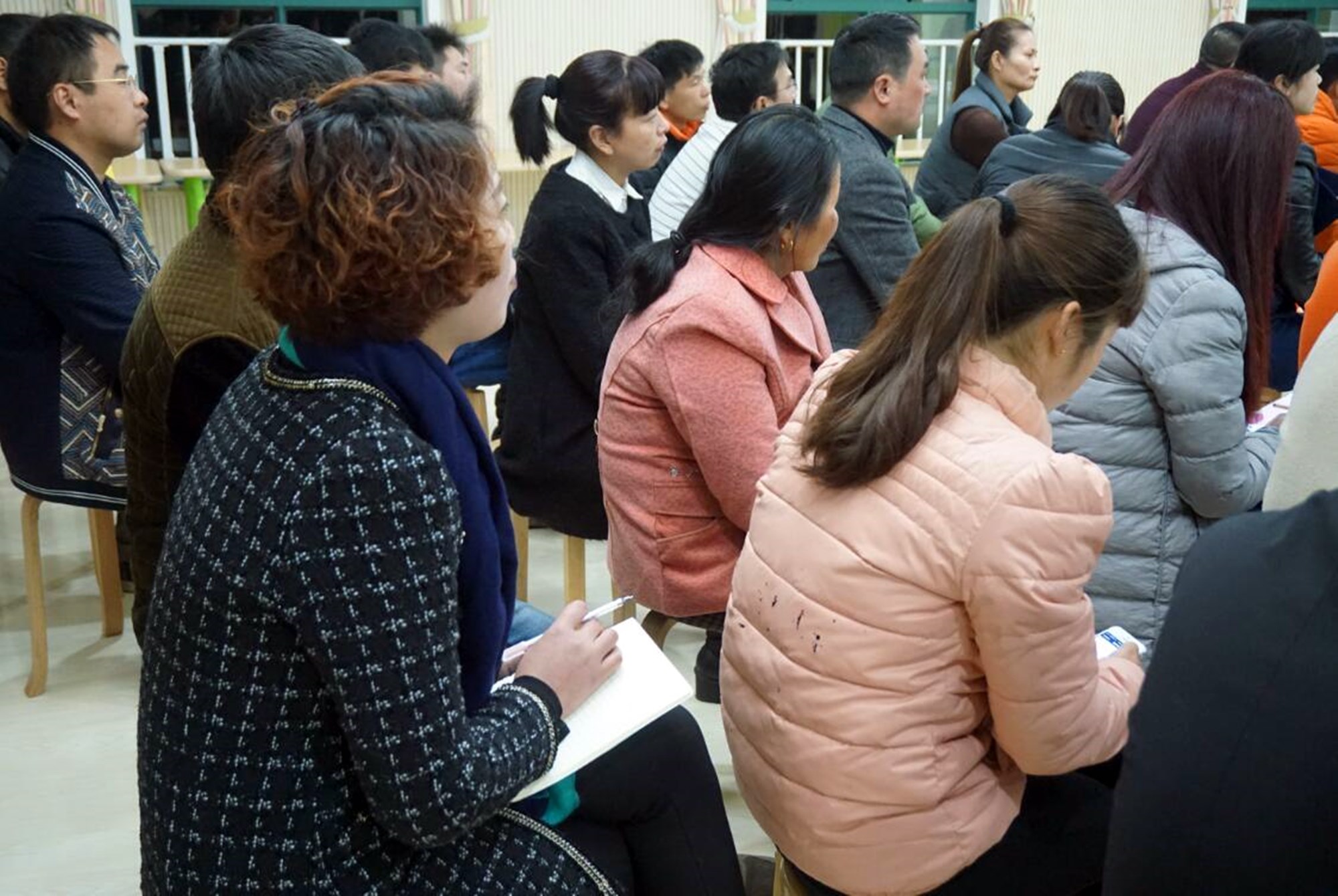 爸爸穿着"工作服"开家长会,照片曝光却惹争议:咋不为孩子考虑