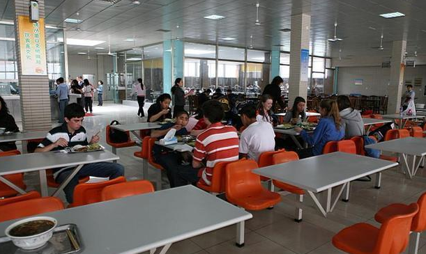 承包一个8500人的学校食堂，每年租金365万，这生意如何？