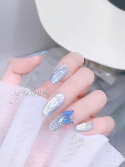 今年夏天最火的美甲样式来喽!冰透极光猫眼甲!赶快收藏