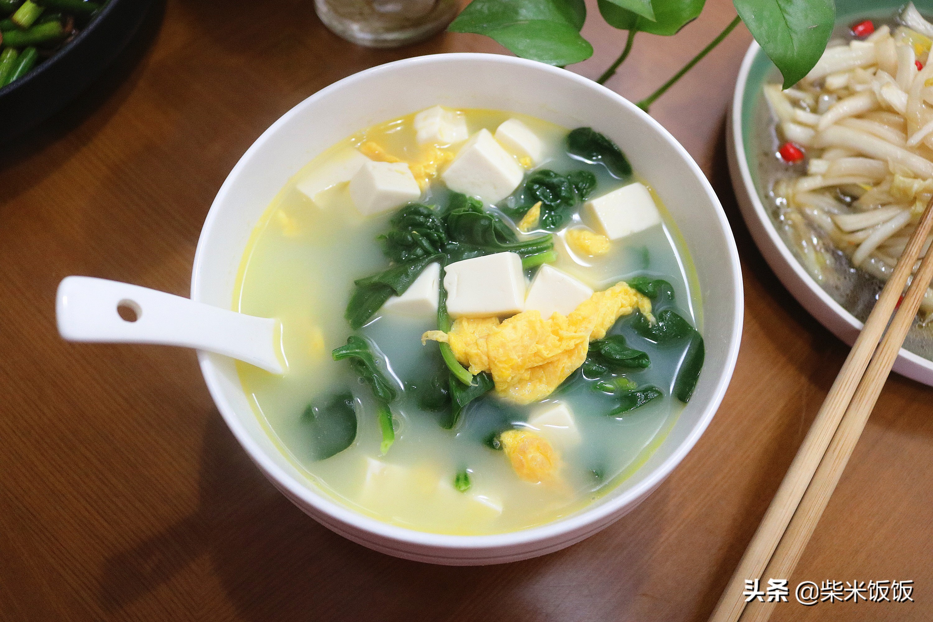 菠菜豆腐汤，加这食材一起炖，汤白味鲜，只放盐就很好喝
