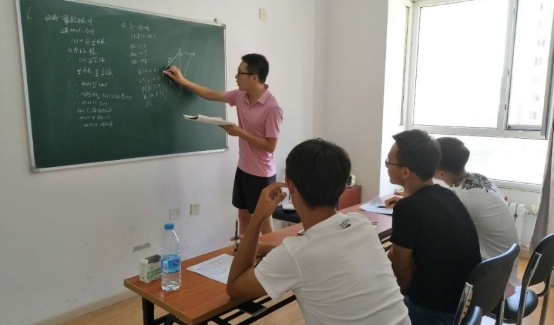 毛坦厂“陪读妈妈”，放弃年薪20万的事业，专心给孩子“送外卖”