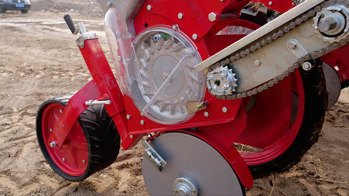 新款微型条带旋耕玉米播种机,适合多地使用,具有哪些作业优势?