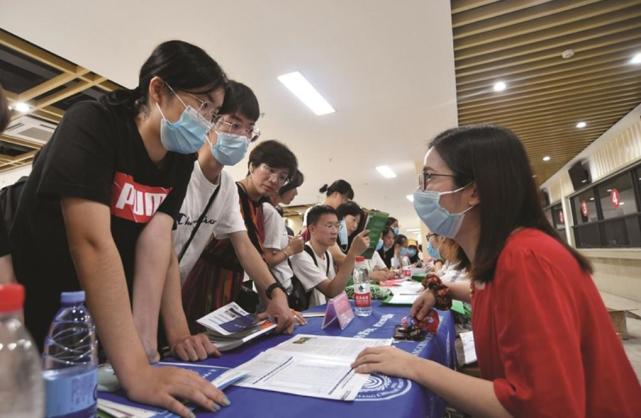 高考填报志愿也有“辅导班”，3000元的志愿咨询费，是智商税吗？