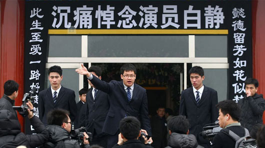 联合“男小三”诈骗丈夫236万，逼死婆婆，白静的结局算惨吗？