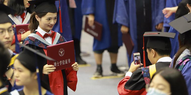 “最新款”研究生录取通知书来啦！集美貌才华于一身，实名羡慕