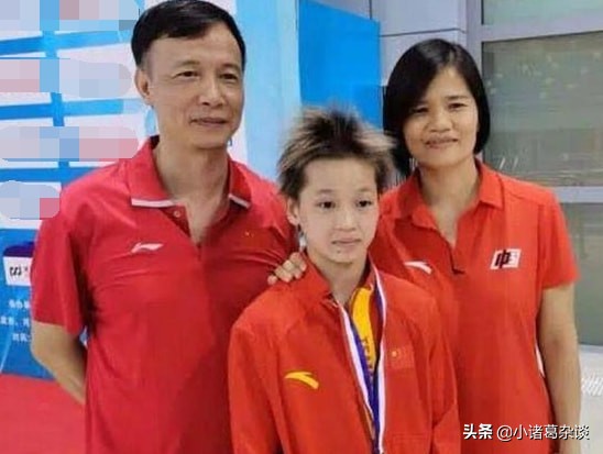 何威仪年轻时照片曝光！全红婵跟对人了，全面教导，2人情同父女