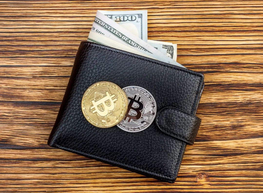 都有錢包的意思，wallet 和 purse 還是有一定的區(qū)別