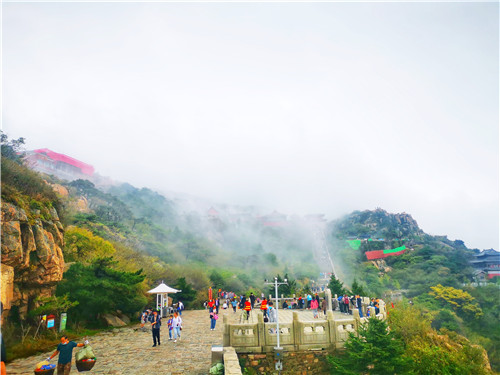 雨后泰山 云雾起 秋意浓