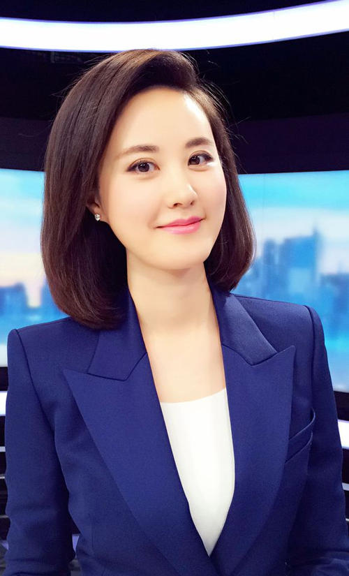 央视主播秦方(央视美女主持秦方:曾是重庆高考状元,今39岁魅力不减却