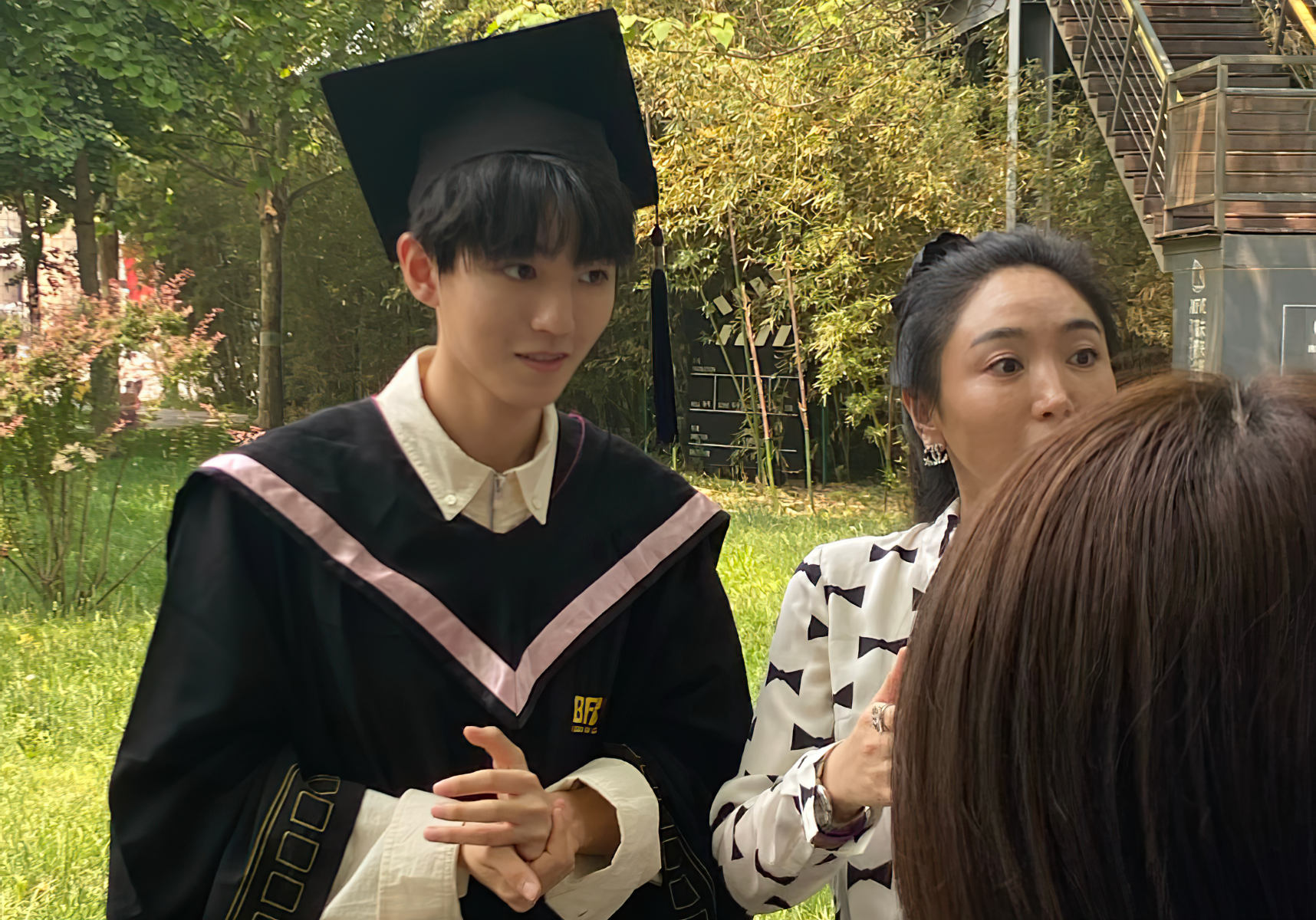 王俊凯拍毕业照，全班颜值都达到出道水平，最左边女生撞脸赵丽颖