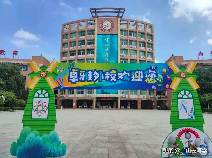 开学啦！现场多图预警：妈趴窗，爹爬墙，脸贴地！场面过于欢乐