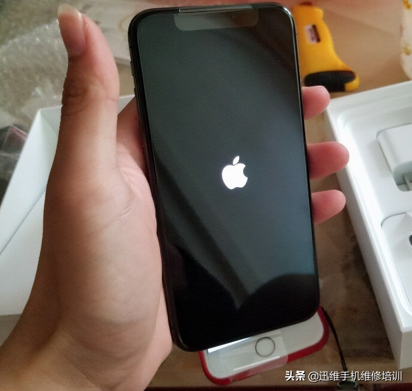 iPhone开机卡在苹果logo？教你正确刷机解决定屏问题