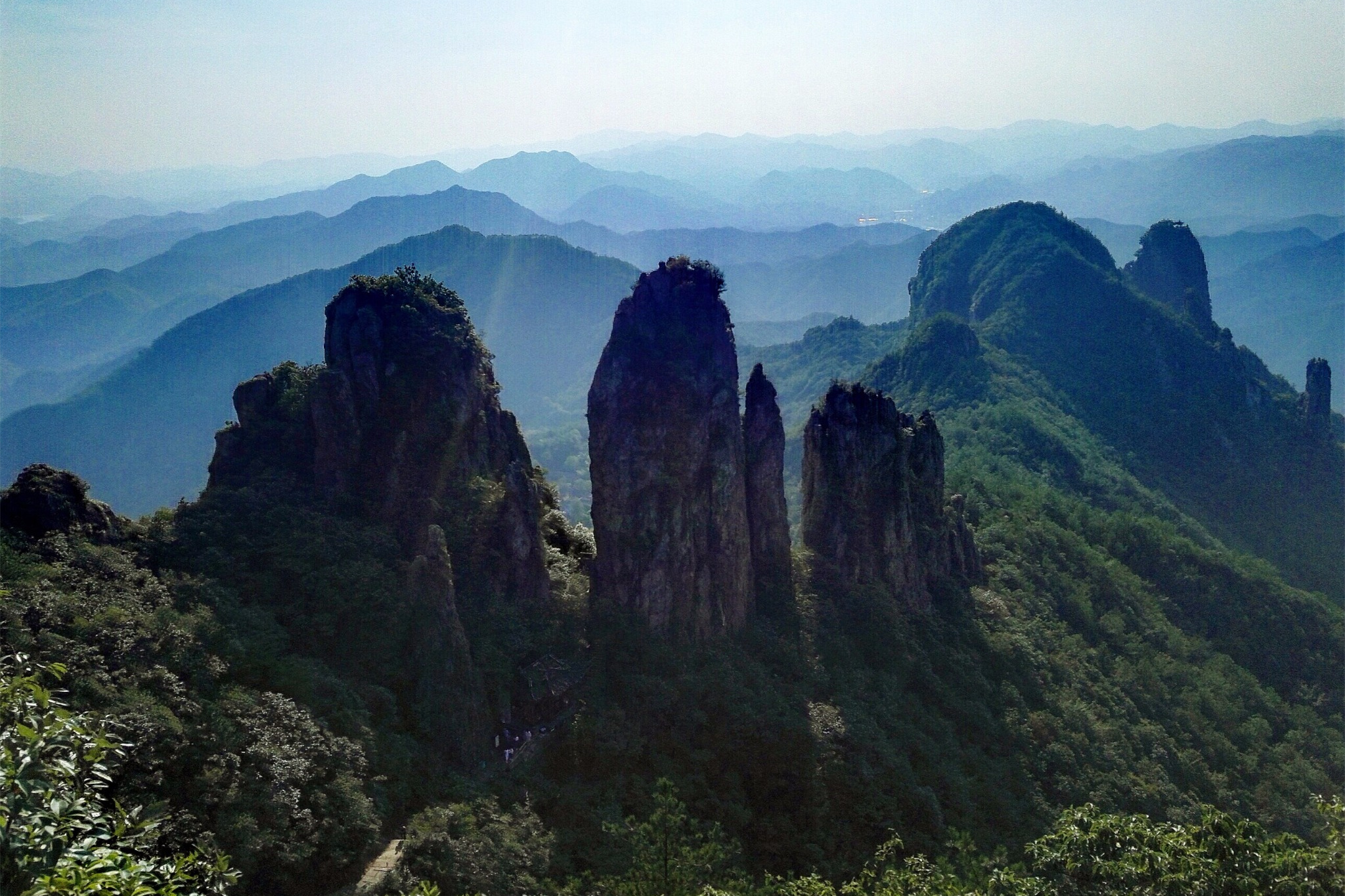 它就是仙华山,虽然只比华山多了一个仙字,却将华山独一无二的险峻私藏