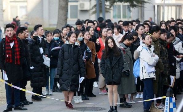 对于艺考生，服饰选择这么重要！尤其是播音主持，别一身黑出镜