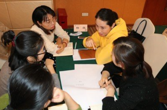 怀孕女教师坚持在校上课，反而遭校长点名批评，原因引人深思