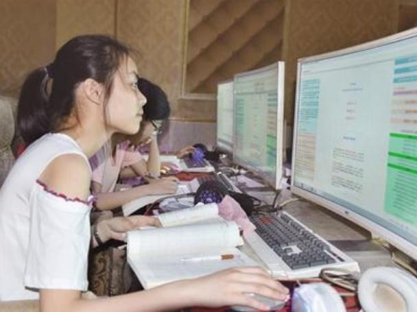 云南一考生高考成绩“失踪”，当场着急大哭，底部小字带来转机