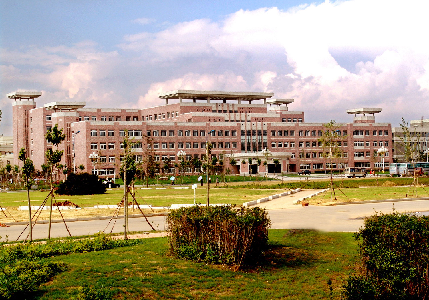 辽宁这3所知名高校十分低调，录取分数线不高，就业率很高