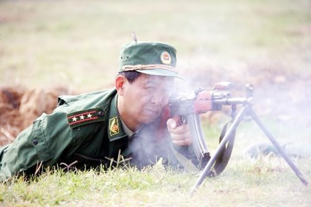 老山战场侦察英雄丁晓兵，被炸亲手割掉手臂，31年后成独臂少将