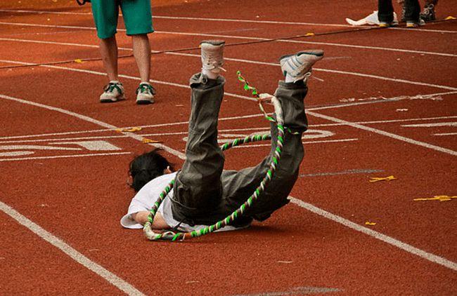 小学生上体育课跑步骨折，校方赔偿8万，网友：趁早取消体育课吧