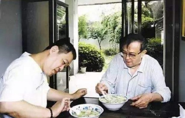 名导谢晋：双亲自尽，4个孩子3个智力低下，将一生奉献给电影