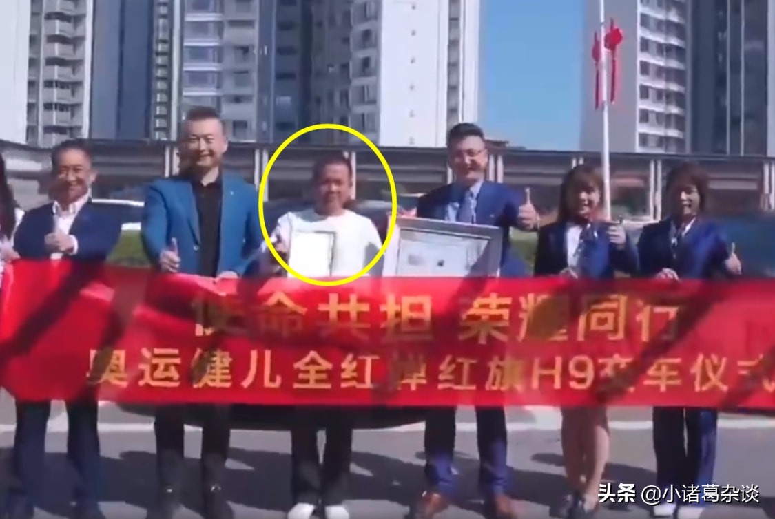 有排面！全红婵爸爸亲自接车，一个人的仪式，50万豪车送到家门口