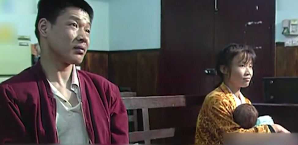 湖南妹子意外怀孕产子，残疾爸爸每月60元都不给，感人的纪录片