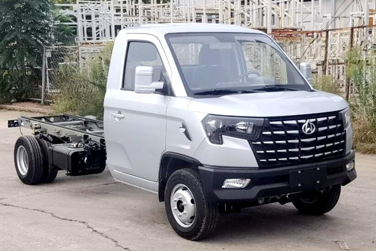 后双轮配东安1.8L汽油机，长安新产品神骐T50曝光
