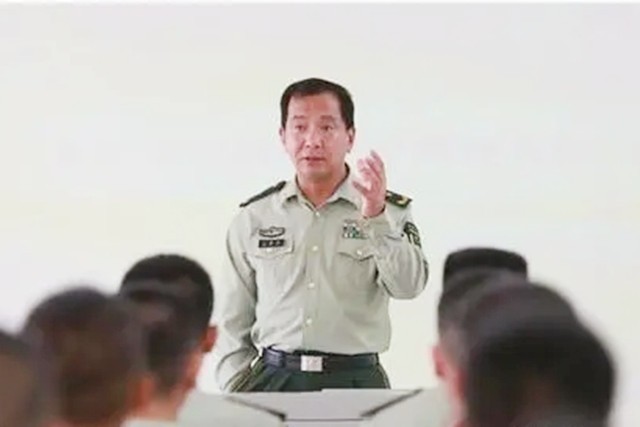 老山战场侦察英雄丁晓兵，被炸亲手割掉手臂，31年后成独臂少将