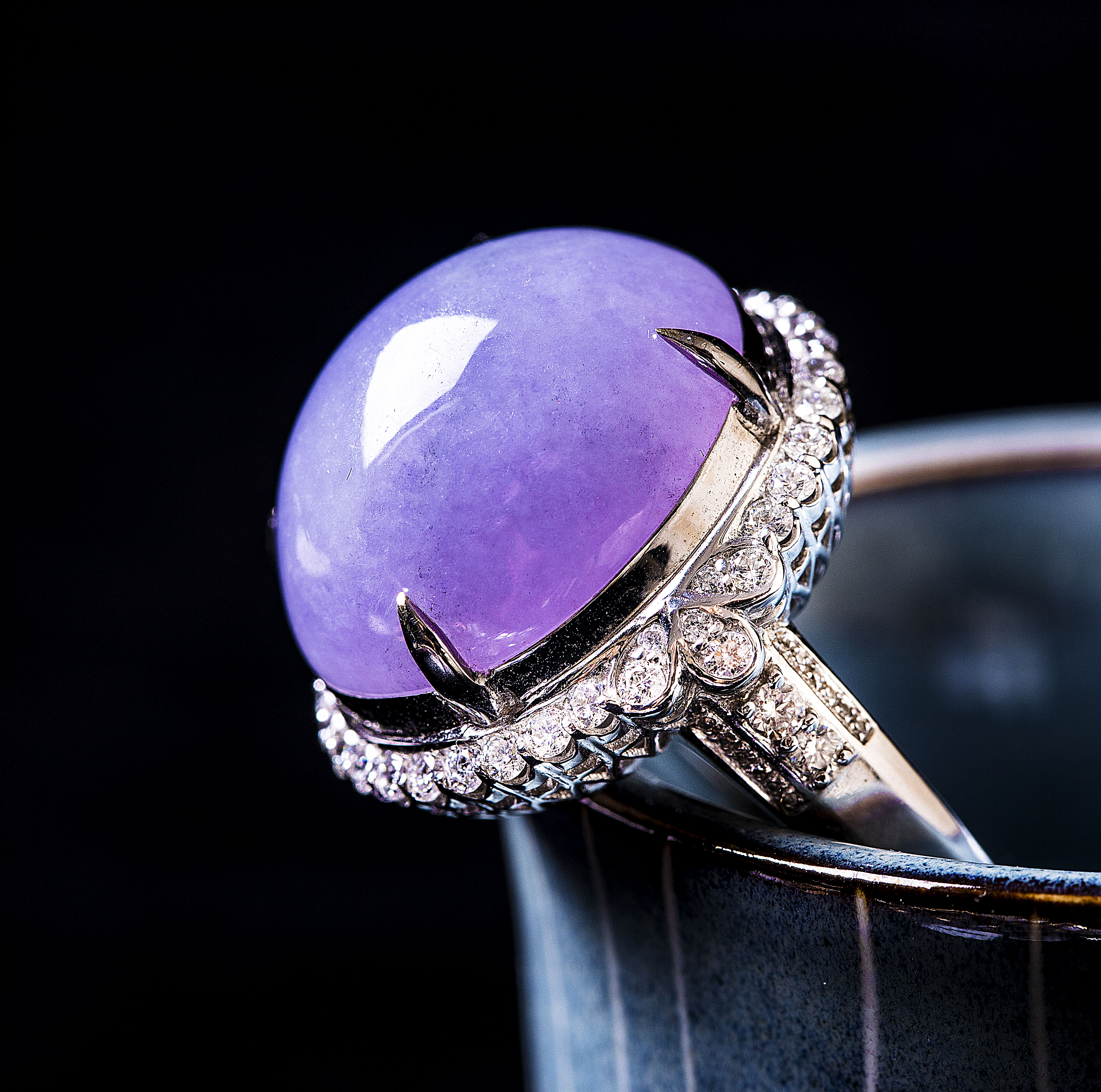 这种紫色实际上非常少见,属理论级翡翠,即使在紫色翡翠中