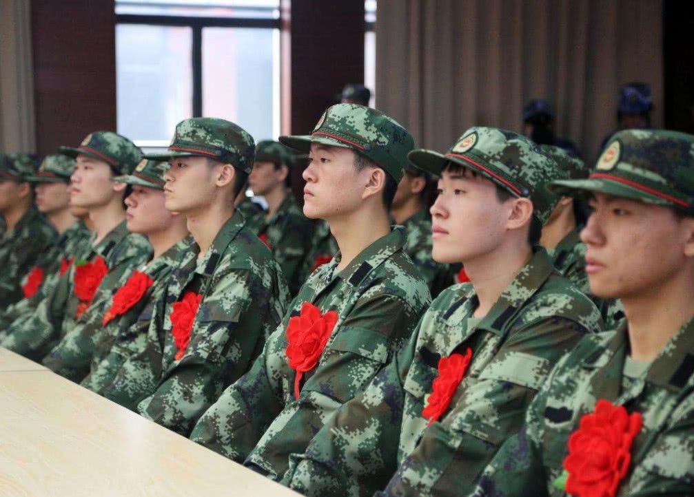 大学时期入伍优势多，有些事情建议提前了解，学生要谨慎考虑