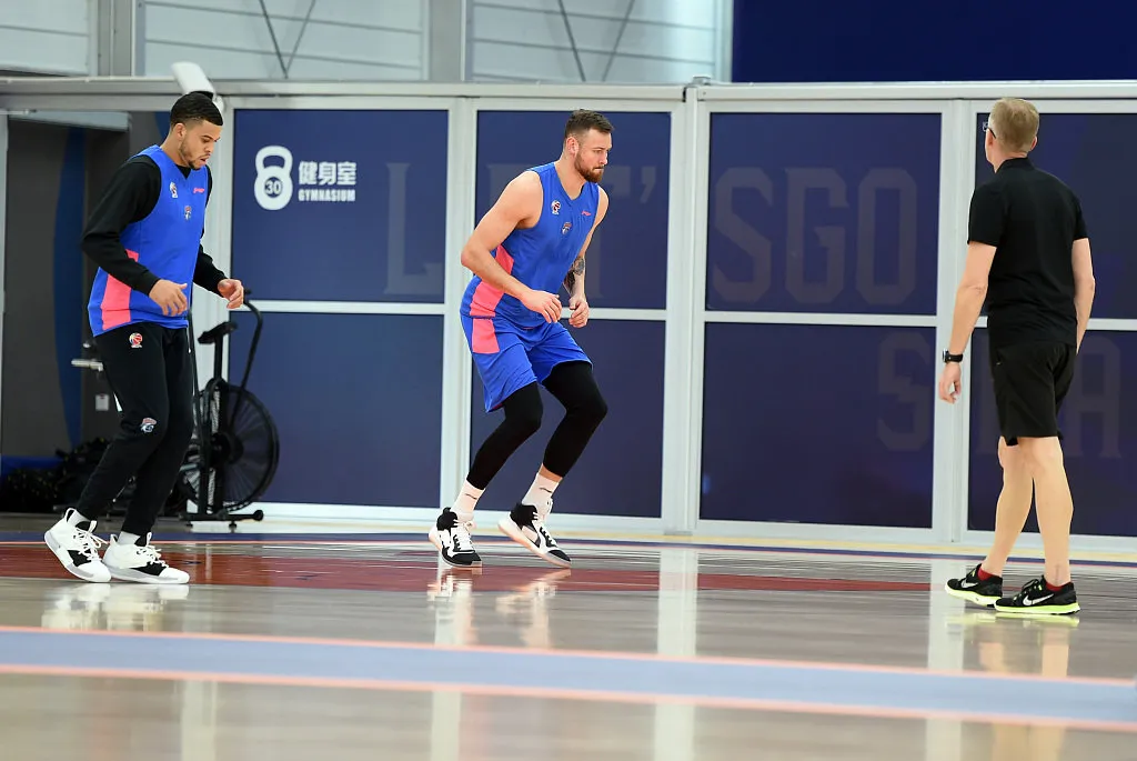 莫泰尤纳斯为什么不打cba了(官宣！莫泰尤纳斯离开CBA！今年2月曾拒绝NBA合同)