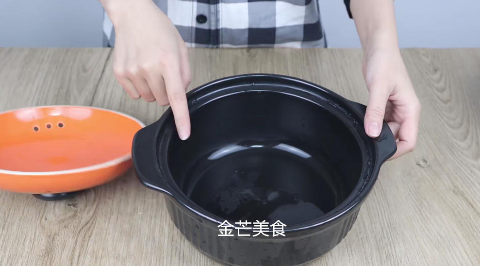 新砂锅不养护，再好质量也容易开裂，教你一个妙招，开锅后不开裂