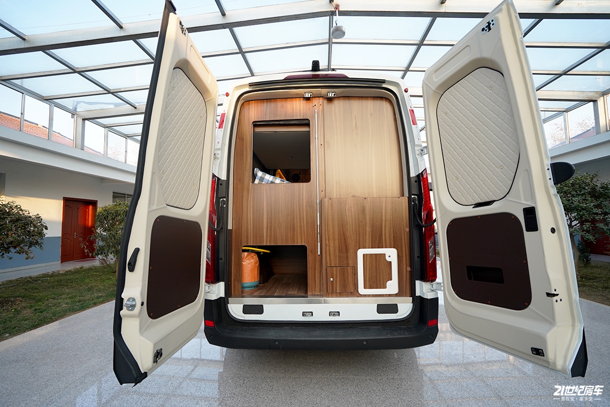 48V电路+实木家具板材，车里还自带茶具，鲁道尔两款车型可以选择