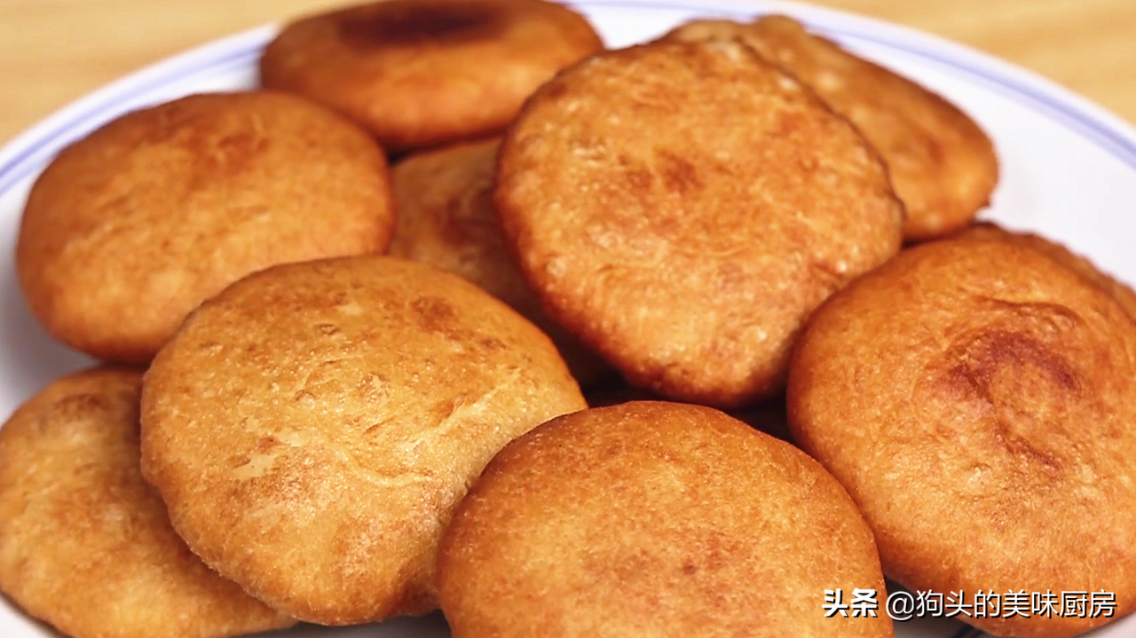 油炸糕总是做不好，大厨教你一招，鼓大泡又酥脆，保证不开裂