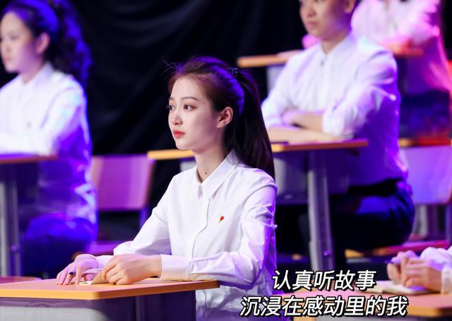 这位美女学霸“火了”，是4名领诵员之一，中国传媒大学校花