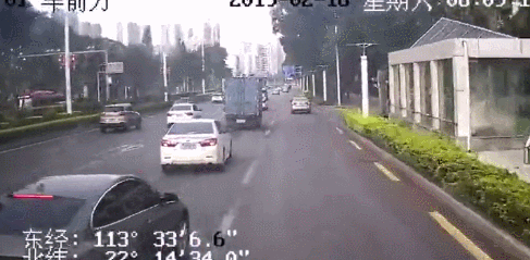 雪弗兰恶意变道，竟害得公交车有人受伤，司机还当场溜之大吉