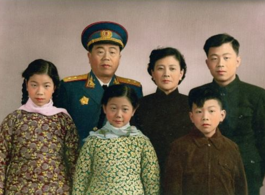 聂凤智将军怒目圆睁，铁面如霜，厉声斥责江腾蛟，威压如雷霆震彻全场