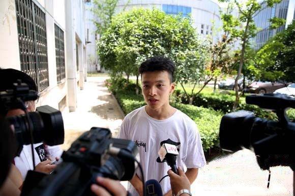 清华帅气学霸走红，与“篮球网红”PK球技最后胜出，曾是高考状元