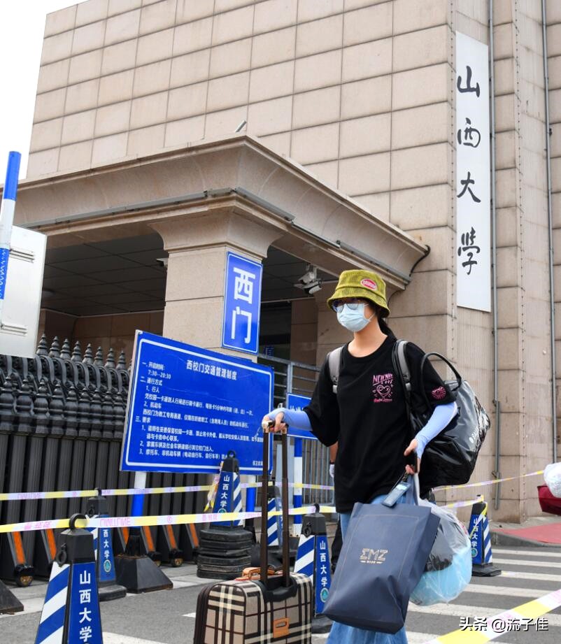 今年高考最幸运考生，392分捡漏考上重点大学，全家人开心极了