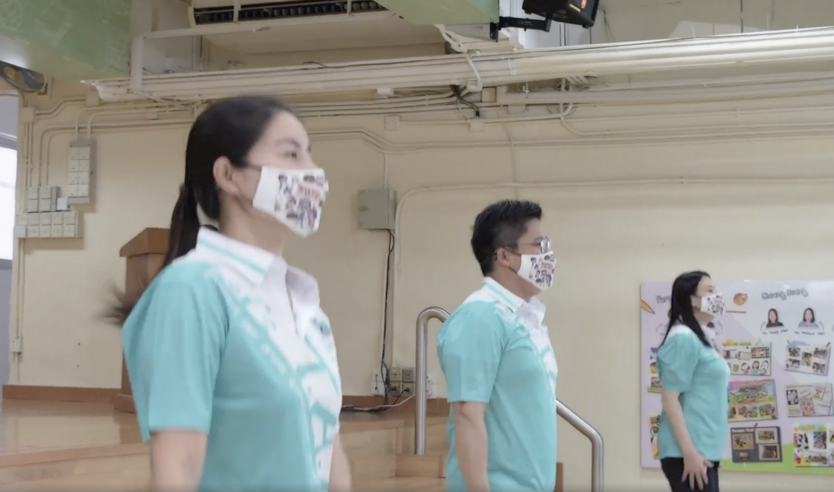 晶刚夫妇参加亲子活动，开合跳很卖力，郭晶晶搭霍启刚肩膀好甜蜜